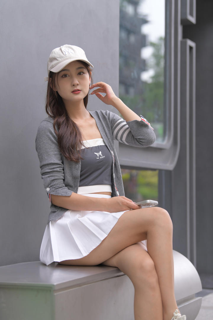 翘着大长腿的清纯超短裙美女高清街拍壁纸图片