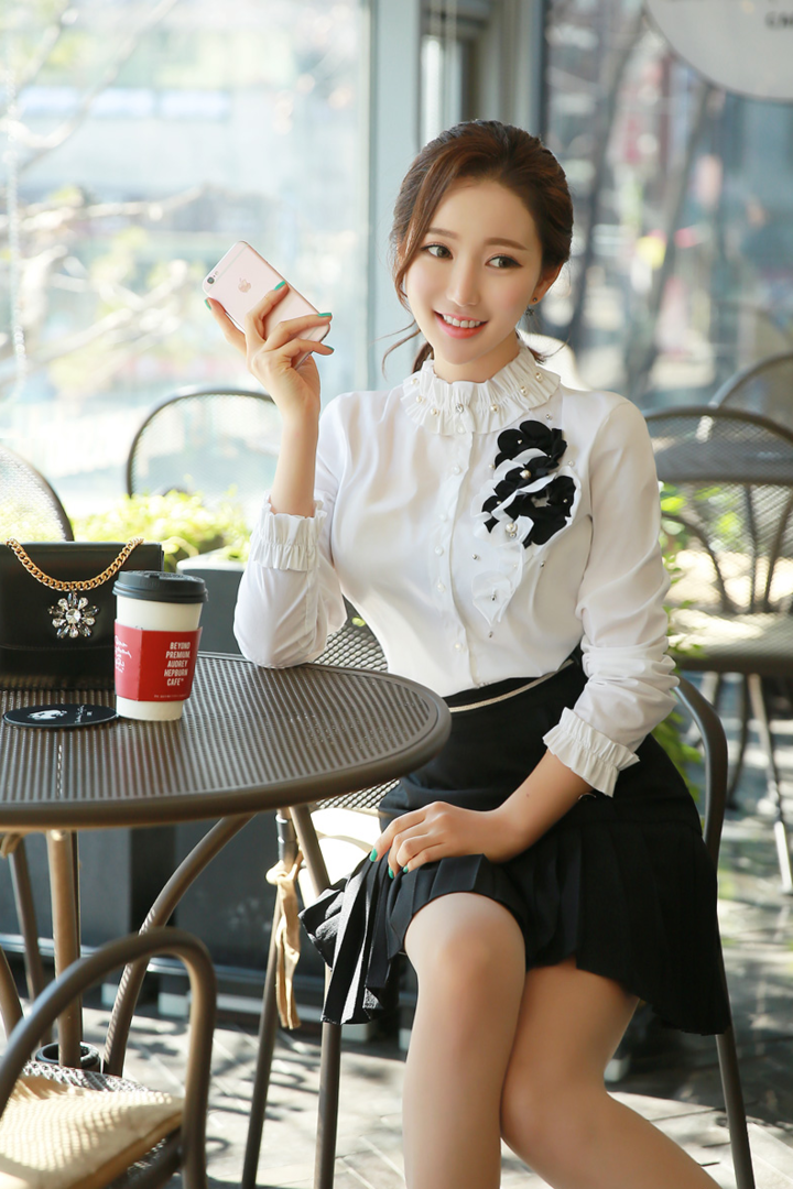 坐在桌子上的韩国超短裙美女李妍静写真