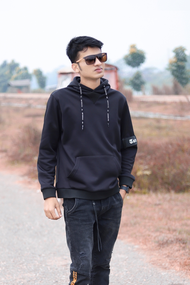 黑色卫衣戴墨镜帅哥图片