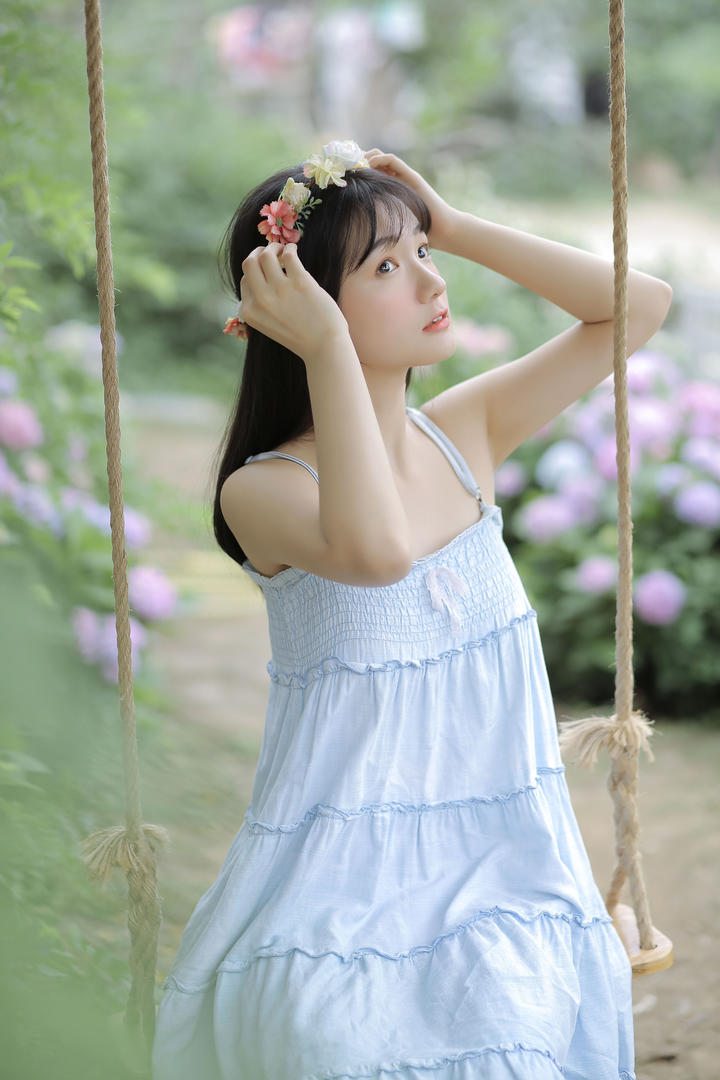 荡秋千的清纯美少女唯美艺术照图片