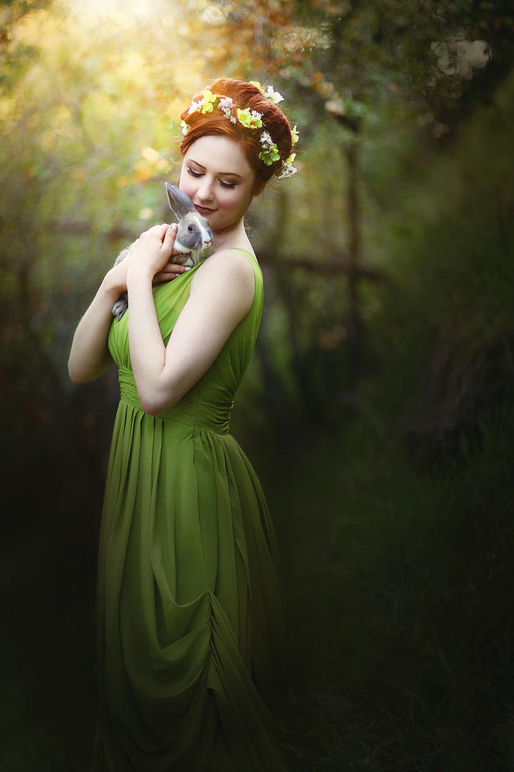 抱着兔子的国外气质妇女图片