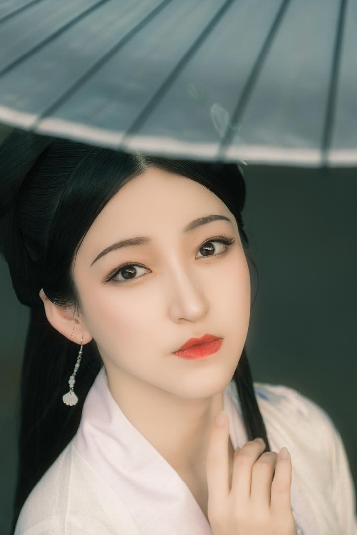 清秀的红唇美女唯美古风头像图片