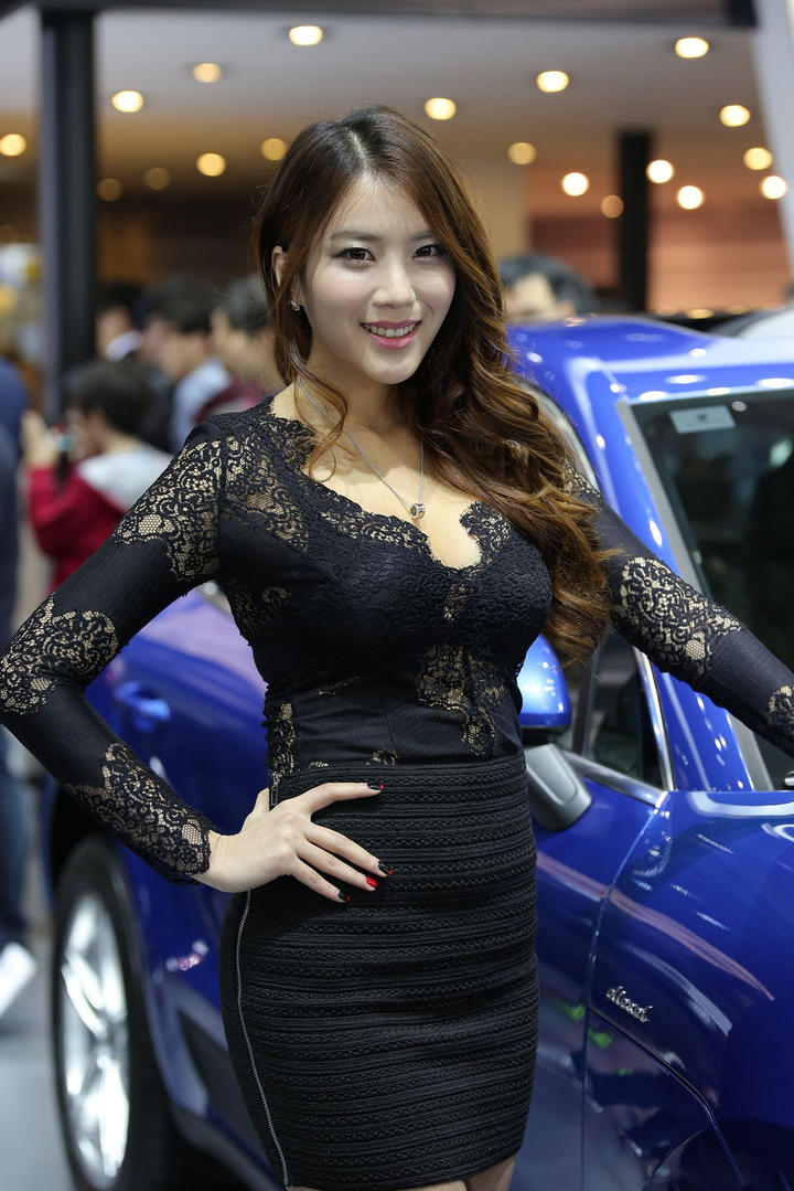 穿着超短裙的韩国车模美女图片