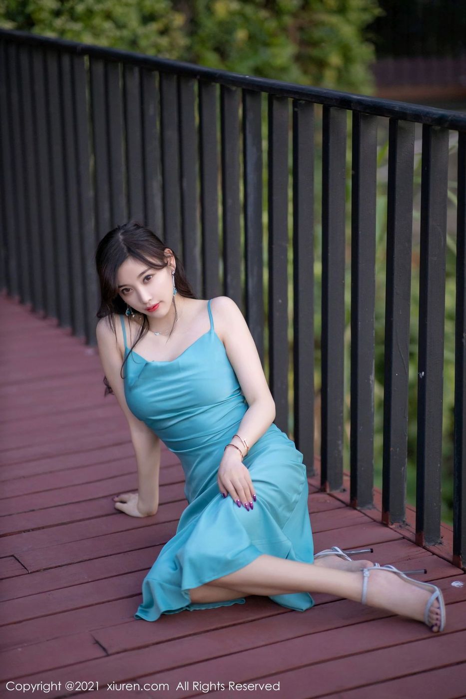 秀人网性感女神杨晨晨sugar典雅素色吊裙丝袜美腿系列写真