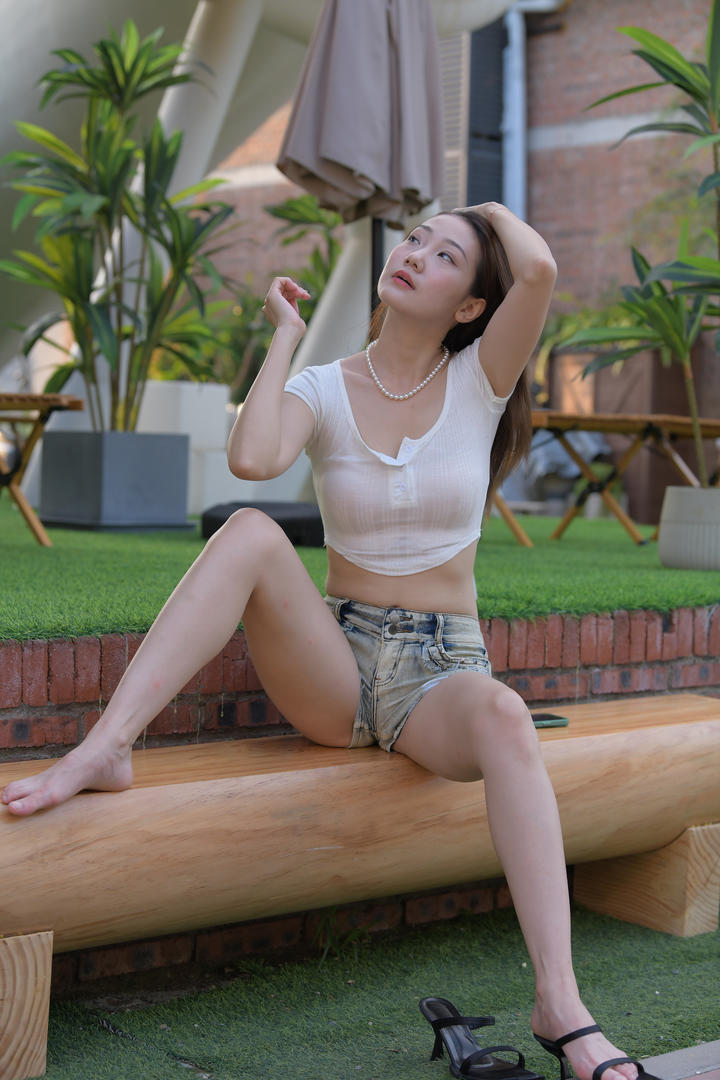 国产街拍超短牛仔裤美女模特图片