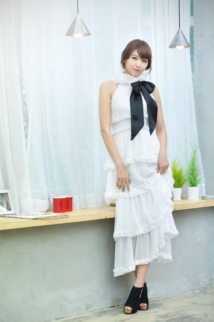 窗户边的超清韩国美女李恩慧图片