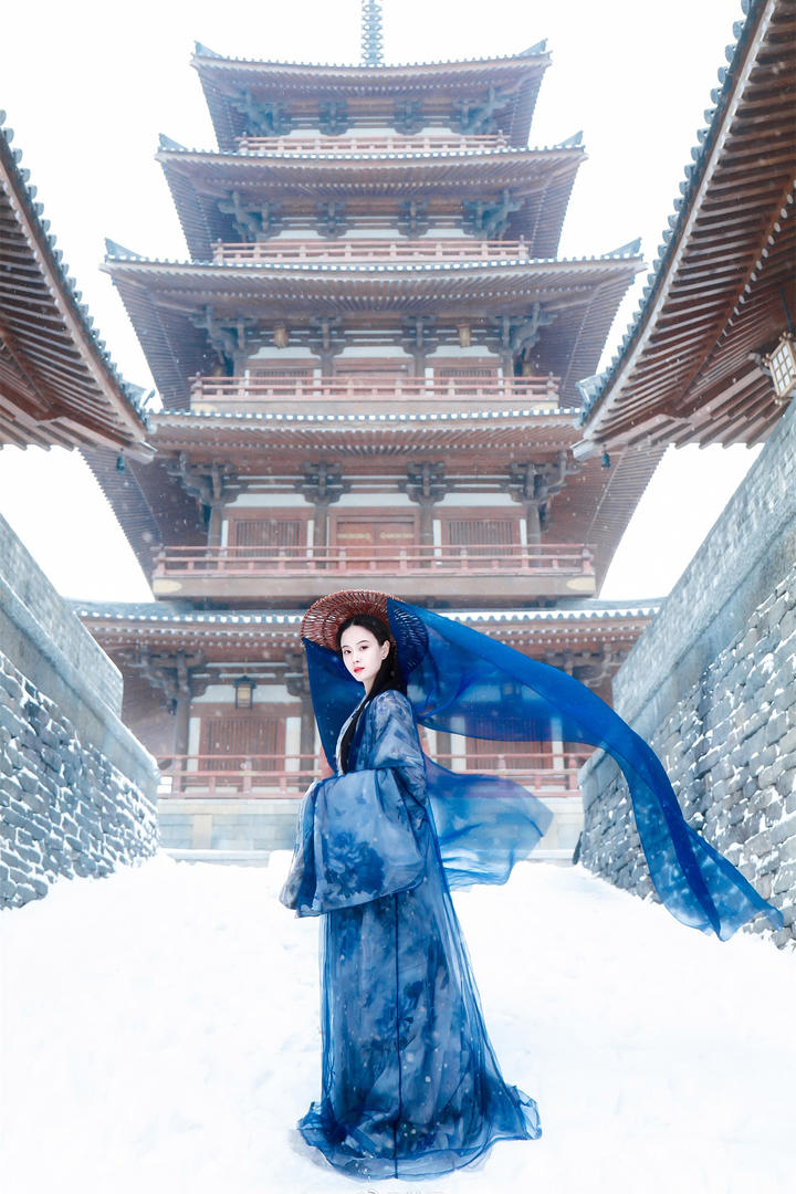 雪中的唯美古典汉服美女摄影图片