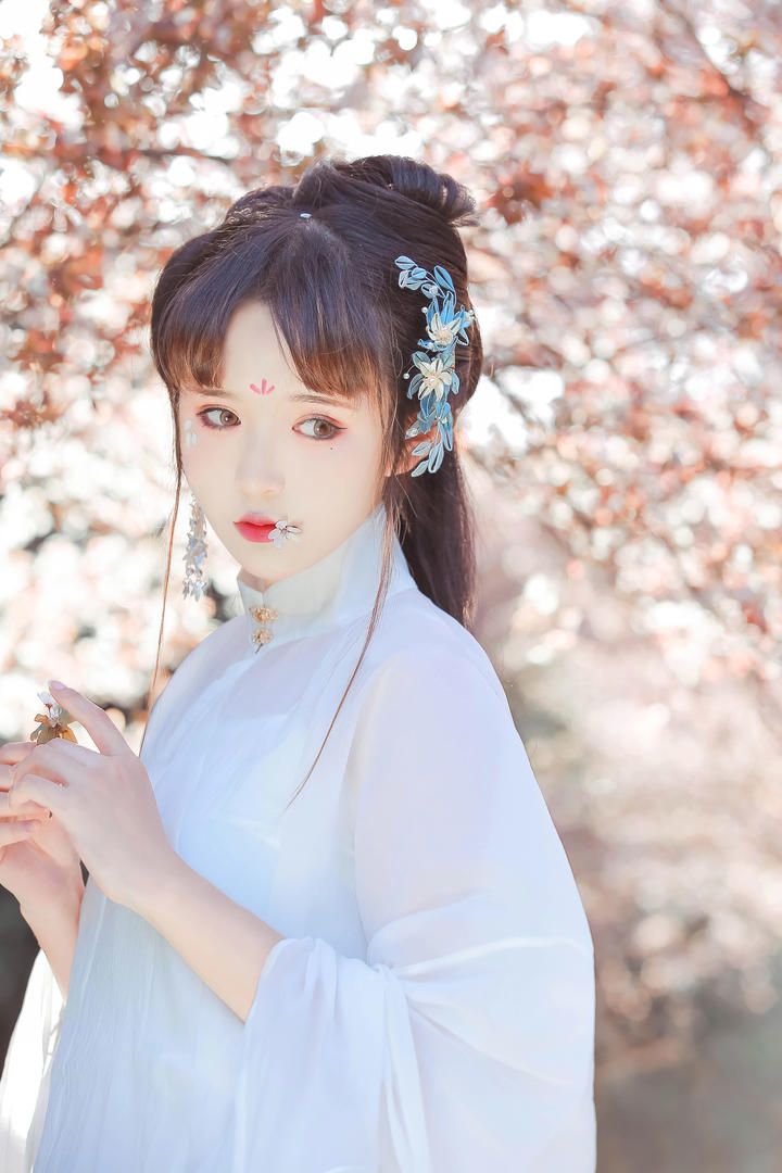 嘴里含着花朵的清纯古风美女唯美壁纸大图
