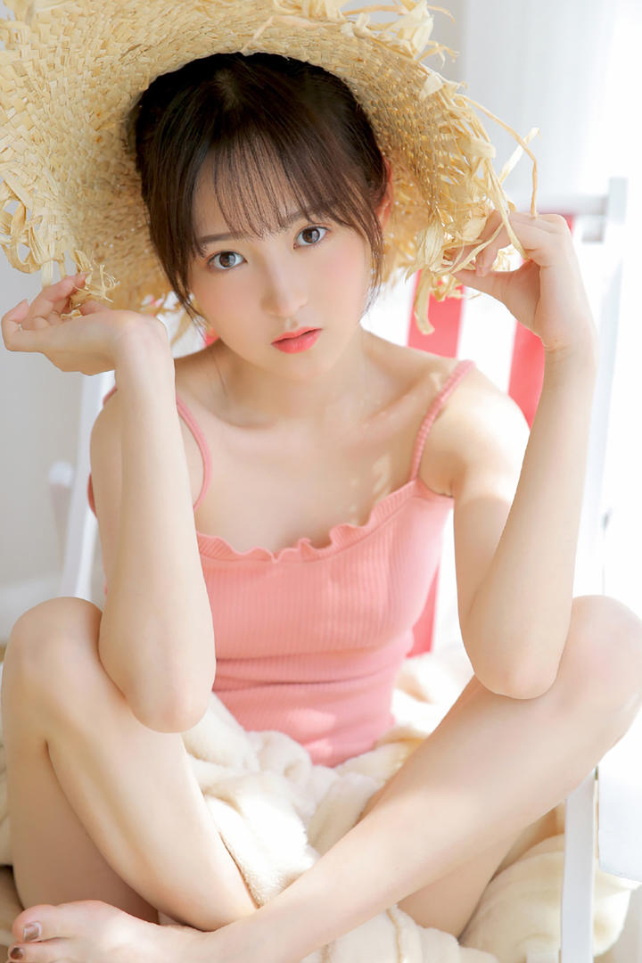 戴着草帽坐在地上的可爱qq头像女生图片