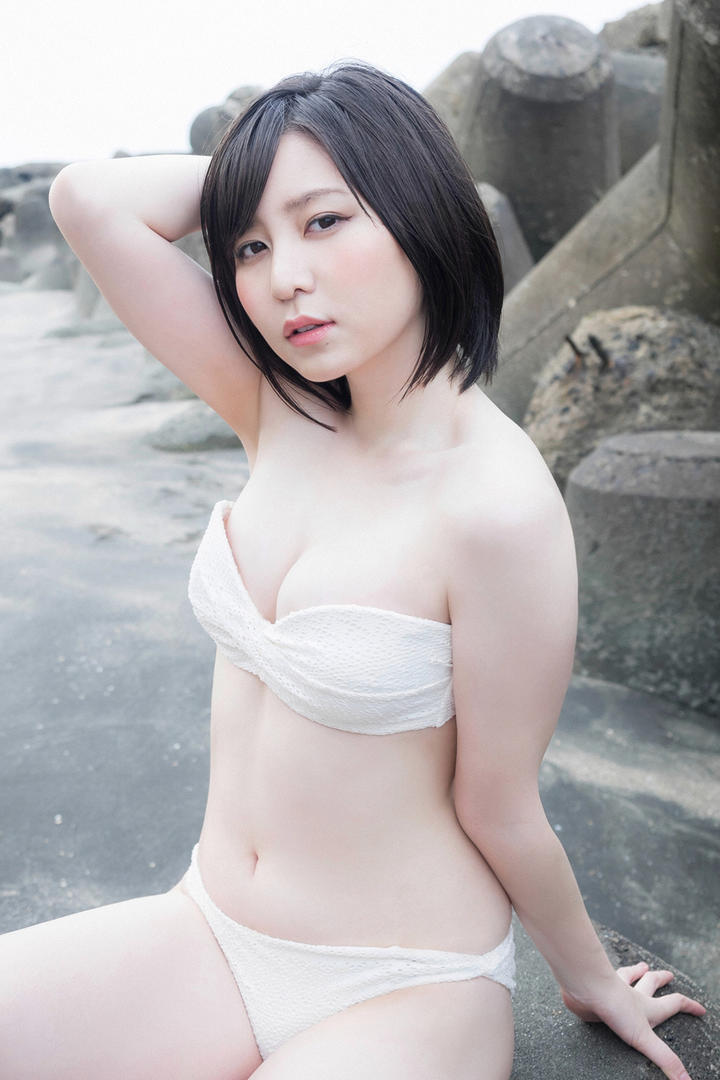 身材丰满的日本白嫩短发美女性感图片