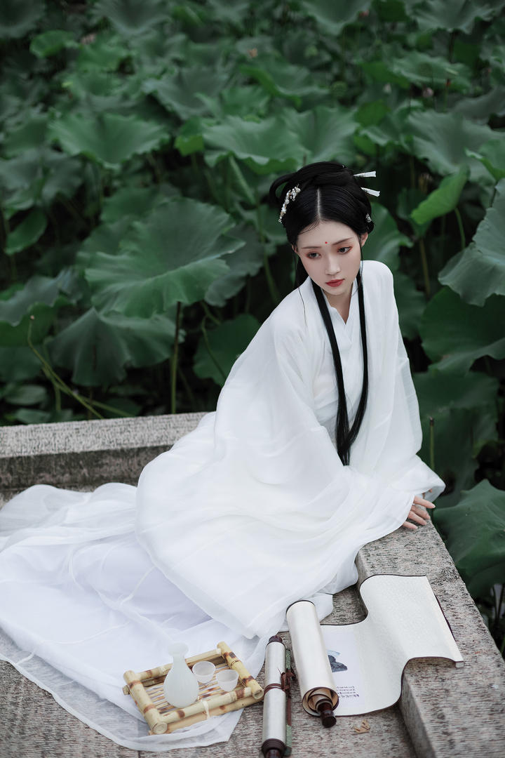 清纯唯美白衣古装美女户外艺术写真图片