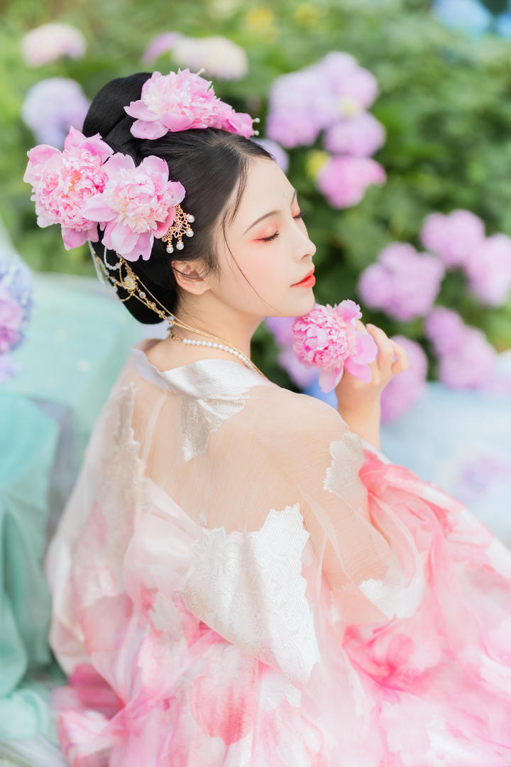 绝色颜值古装汉服美女侧脸艺术写真图片