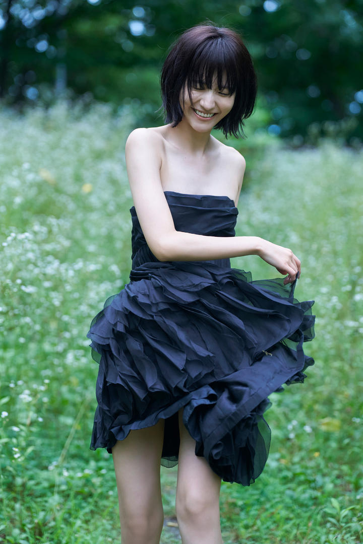 日本可爱短发美女户外高清摄影写真图片