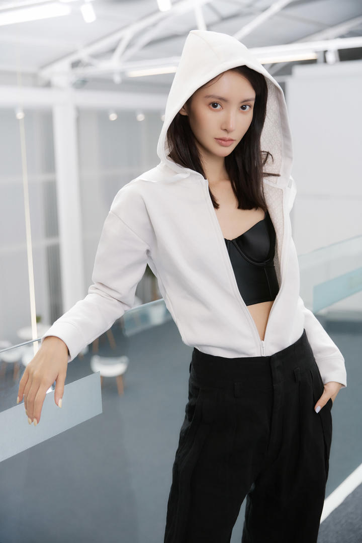 穿连帽卫衣的漂亮美女明星金晨高清图片