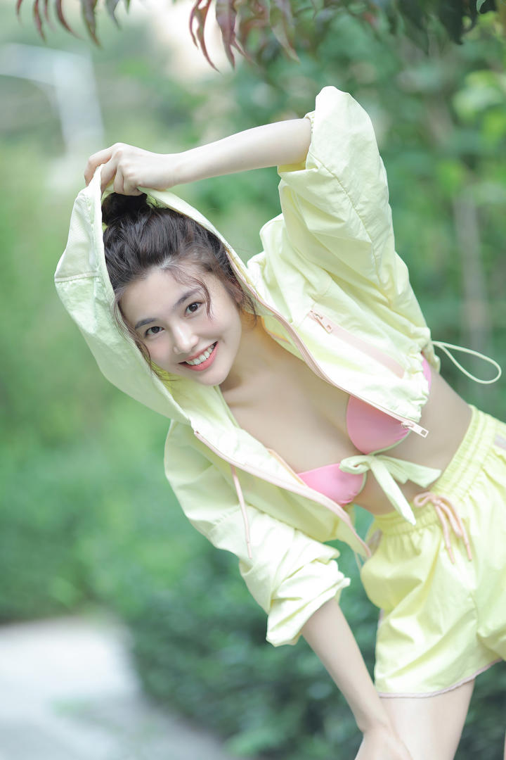超可爱女生户外脱衣服美女图库