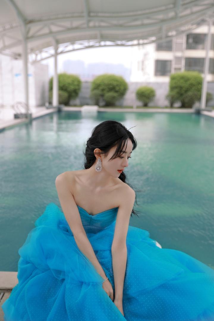 赵丽颖蓝色长裙优雅写真图片