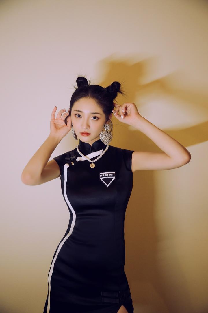 周洁琼双丸子头发型搭配国潮高领旗袍美女明星写真图片