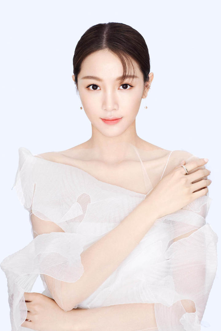 演员张楠白色纱裙气质写真图片