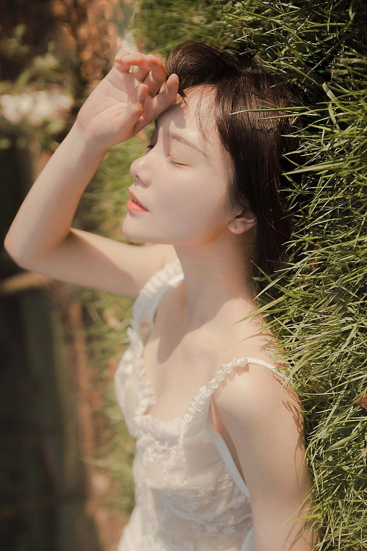 躺在草地上的清纯唯美美女写真图片