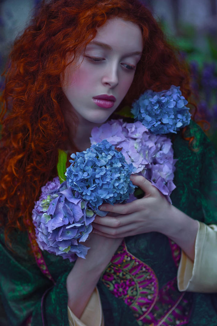 抱着鲜花的欧美气质美女艺术人像摄影写真图片