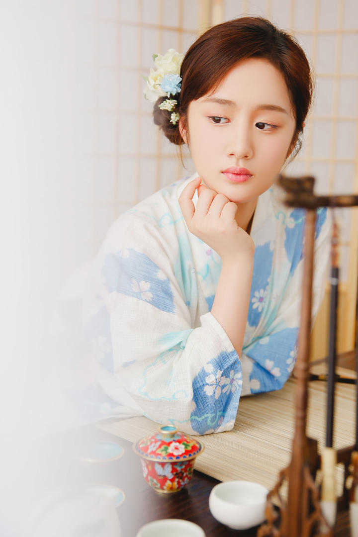 沉思的日本漂亮和服美女高清美女写真图片