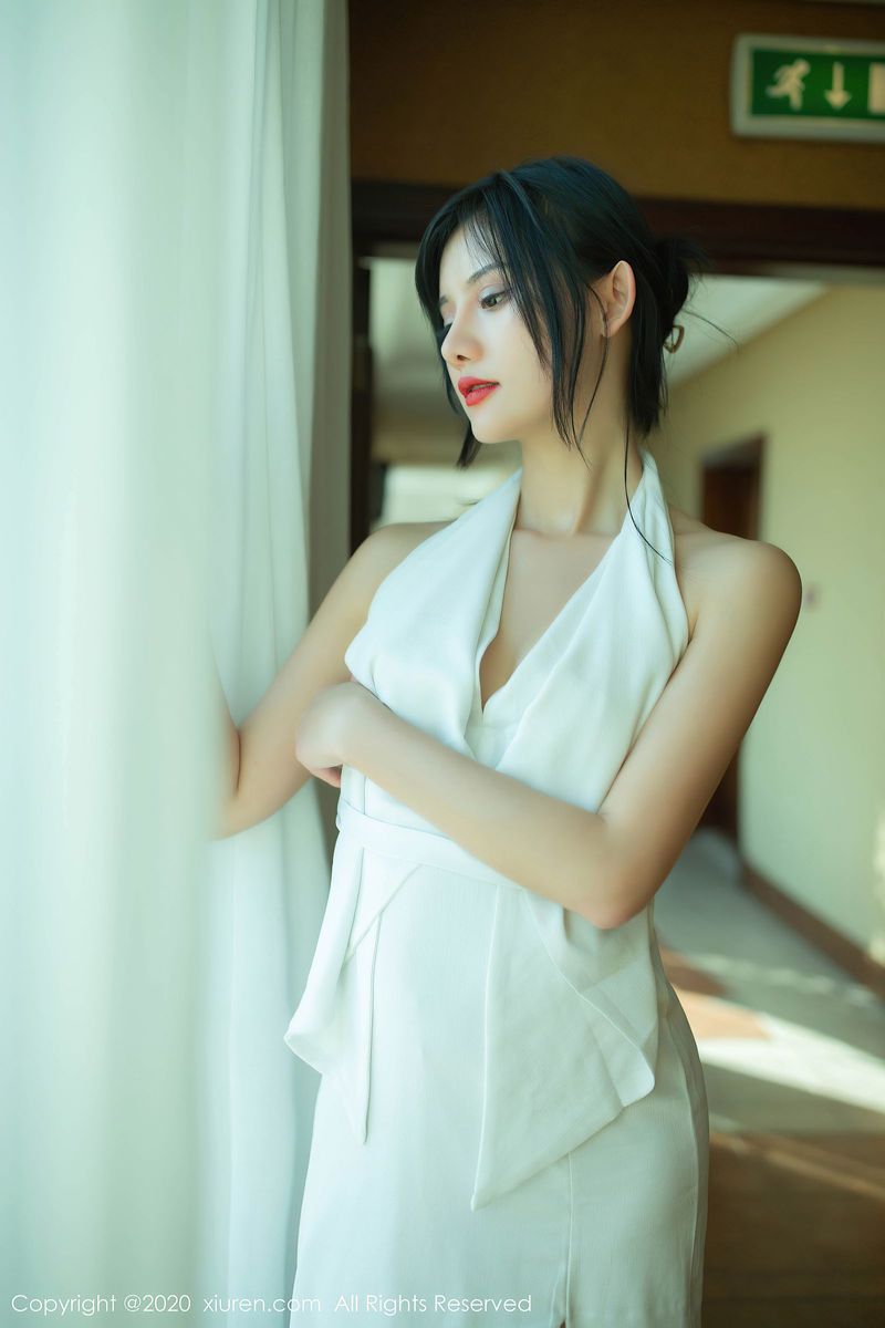 秀人网性感女神就是阿朱啊丝袜美腿白色长裙系列东欧旅拍