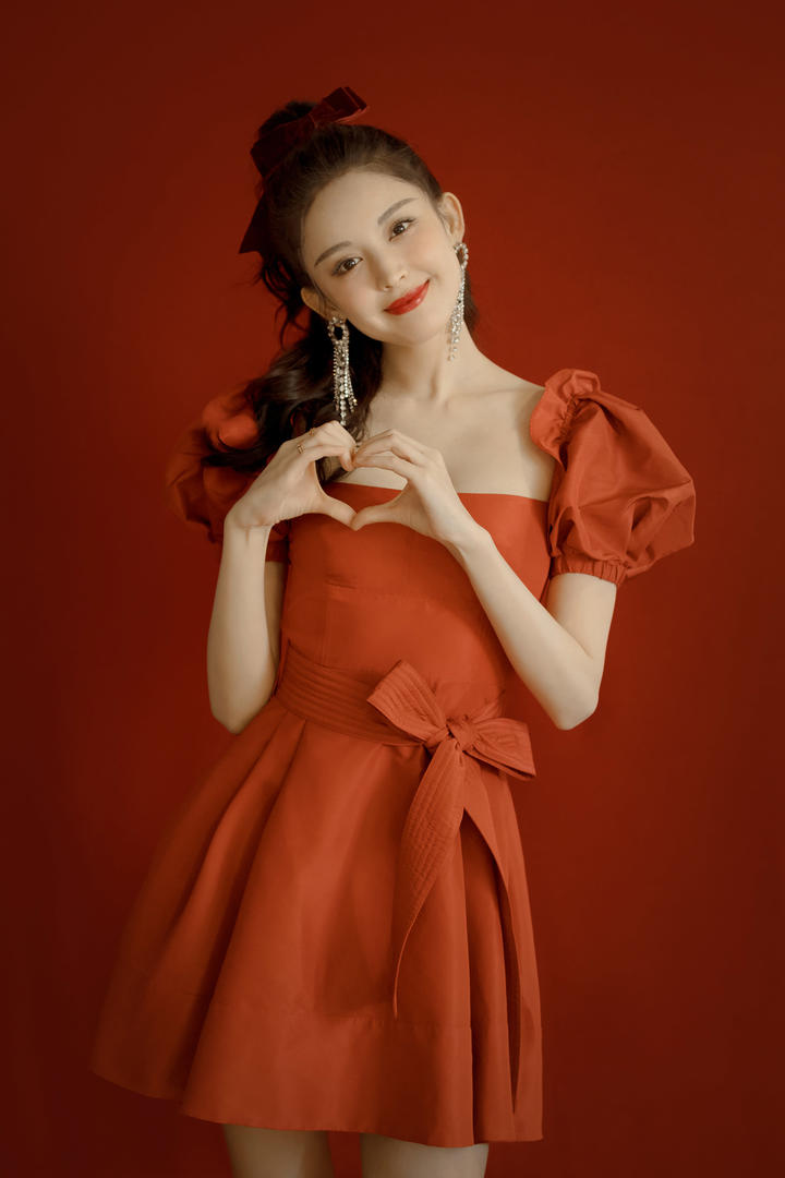 穿红色可爱连衣裙的甜美女明星古力娜扎壁纸图片