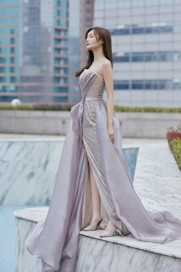 中国女明星李一桐性感抹胸礼服长裙着身眼神迷离写真美照