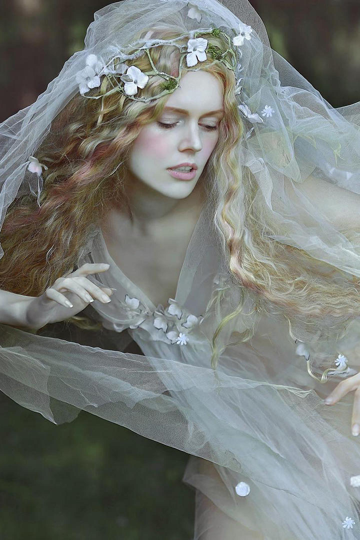 国外高清卷发美女艺术写真图片