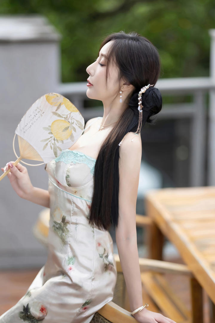 国产mm131美女大尺度私密照尤果旗袍美女王馨瑶写真图片