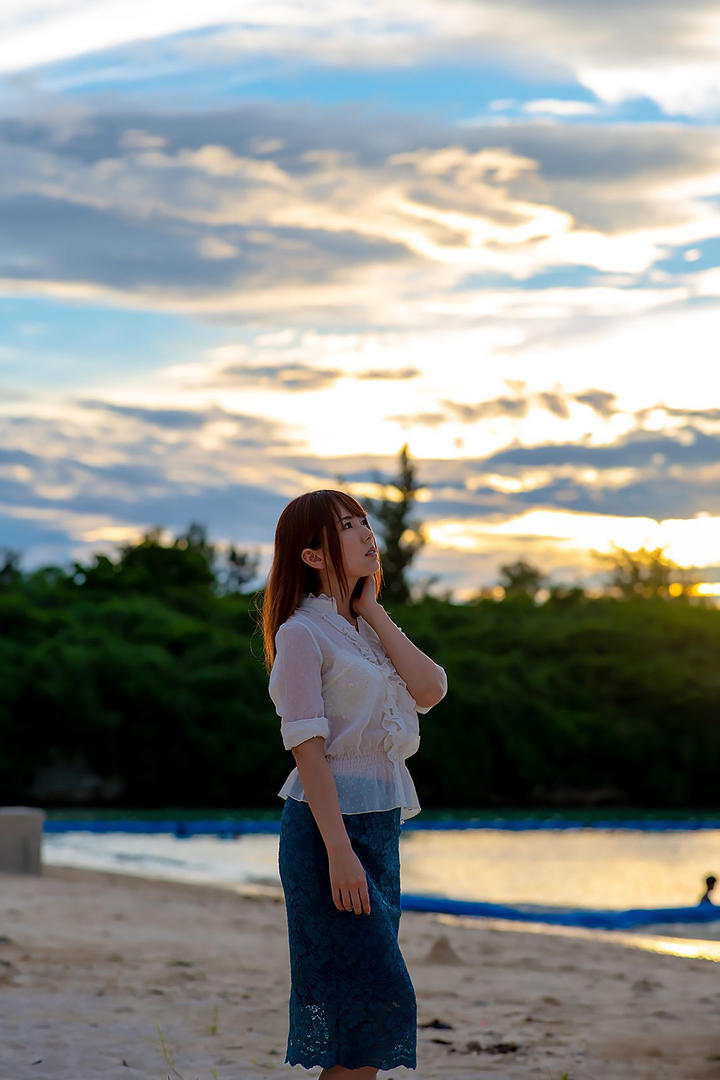 站在海边的日本美女明星模特波多野结衣唯美写真图片