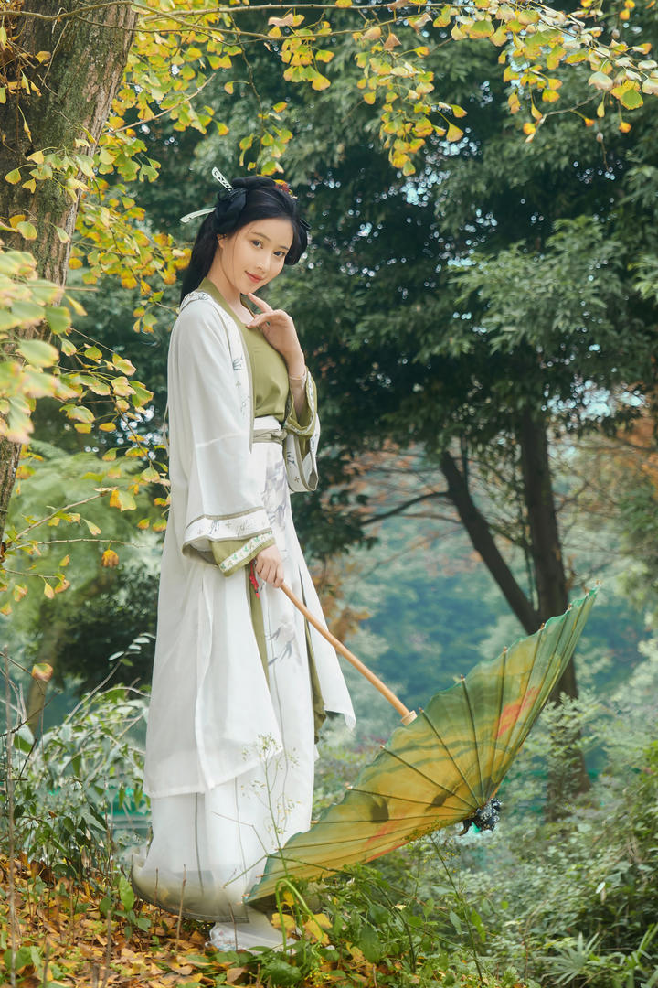 森林里的清纯古装汉服美女艺术摄影写真图片