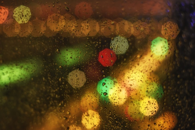 玻璃雨滴模糊散景背景图片