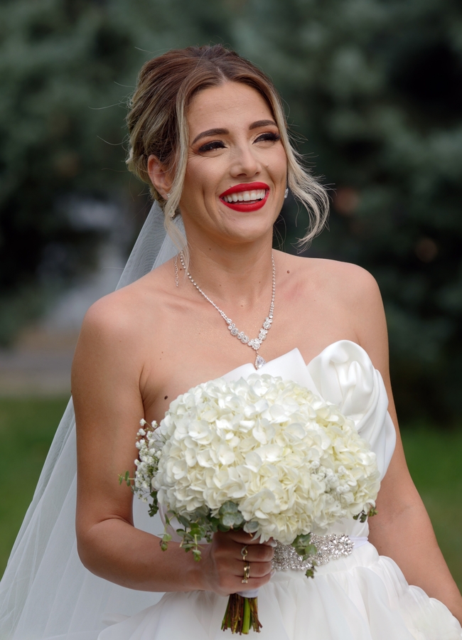 手捧白色花束的欧美婚纱美女图片