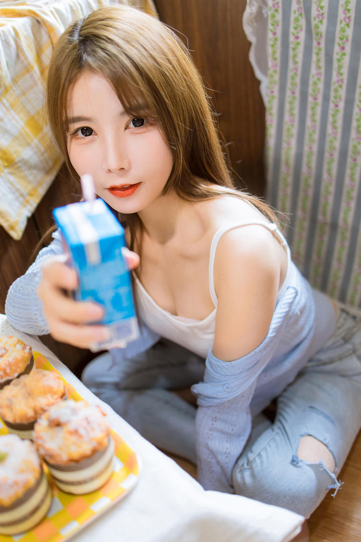 喝牛奶的美女钰慧116美女写真图片