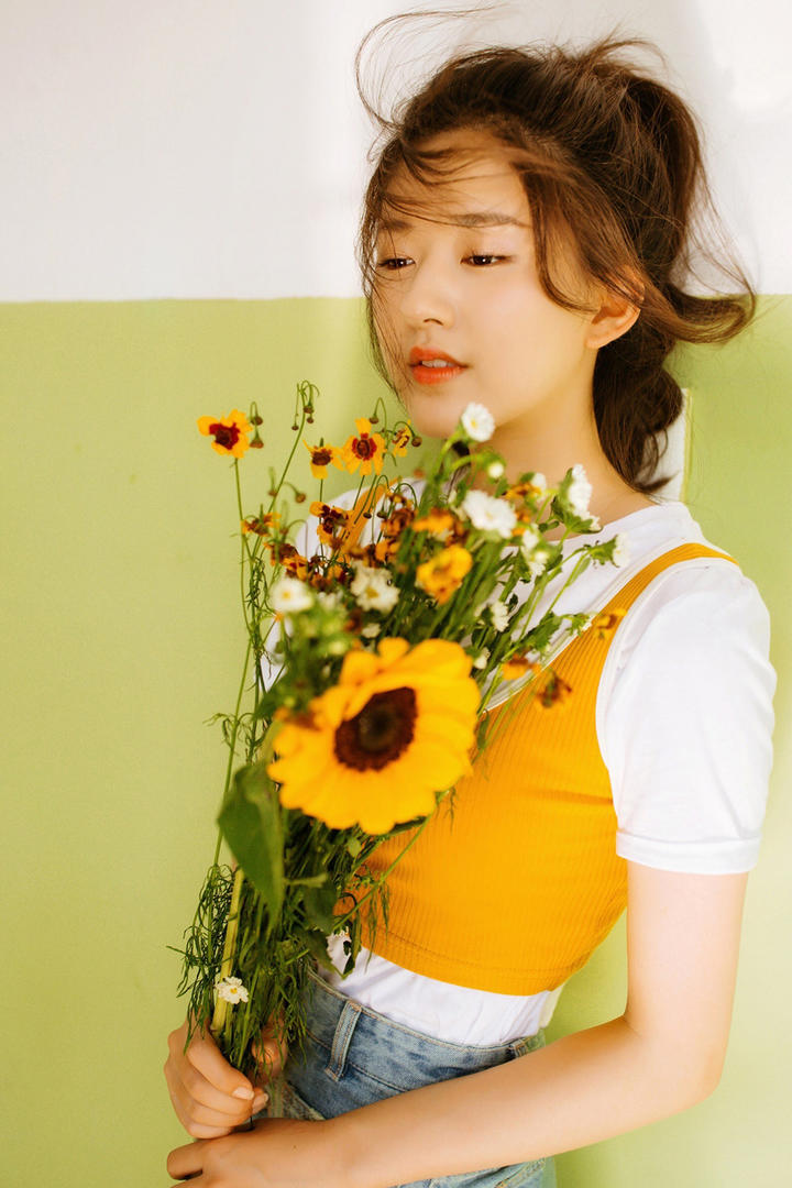 手捧鲜花的清纯美少女