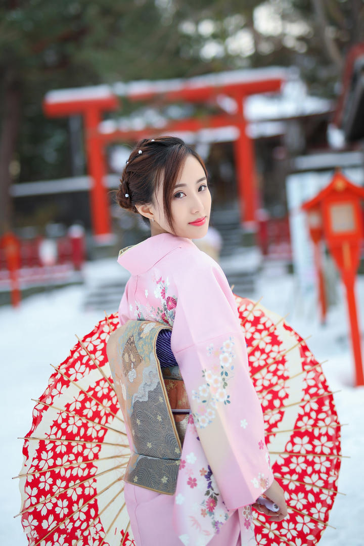打着伞的日本清纯和服美女高清写真