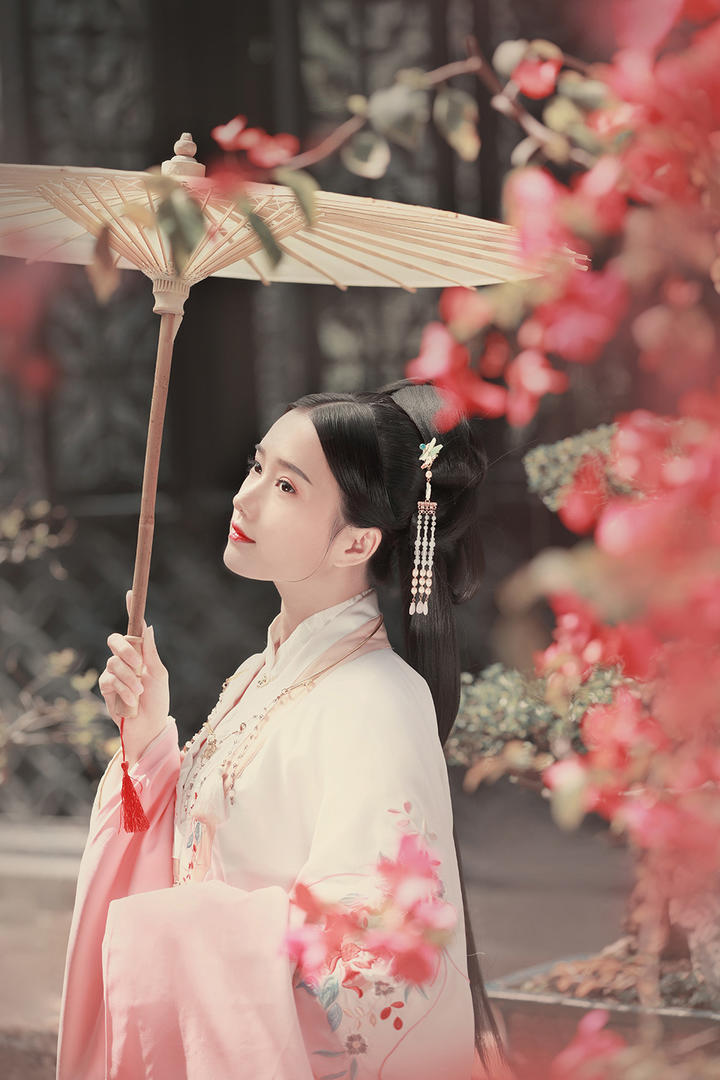 打洋伞古装美女图片