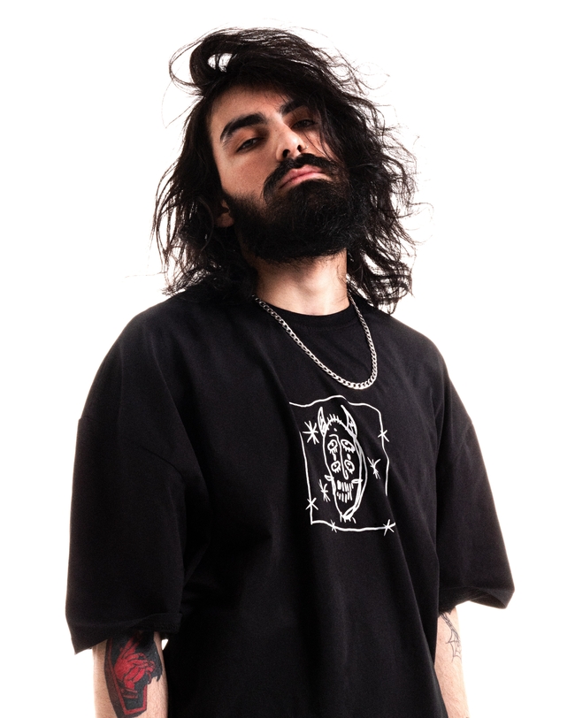 时尚黑色潮T长发帅哥图片