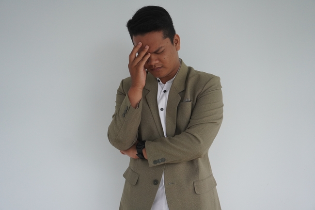 焦虑沮丧悲伤帅哥图片