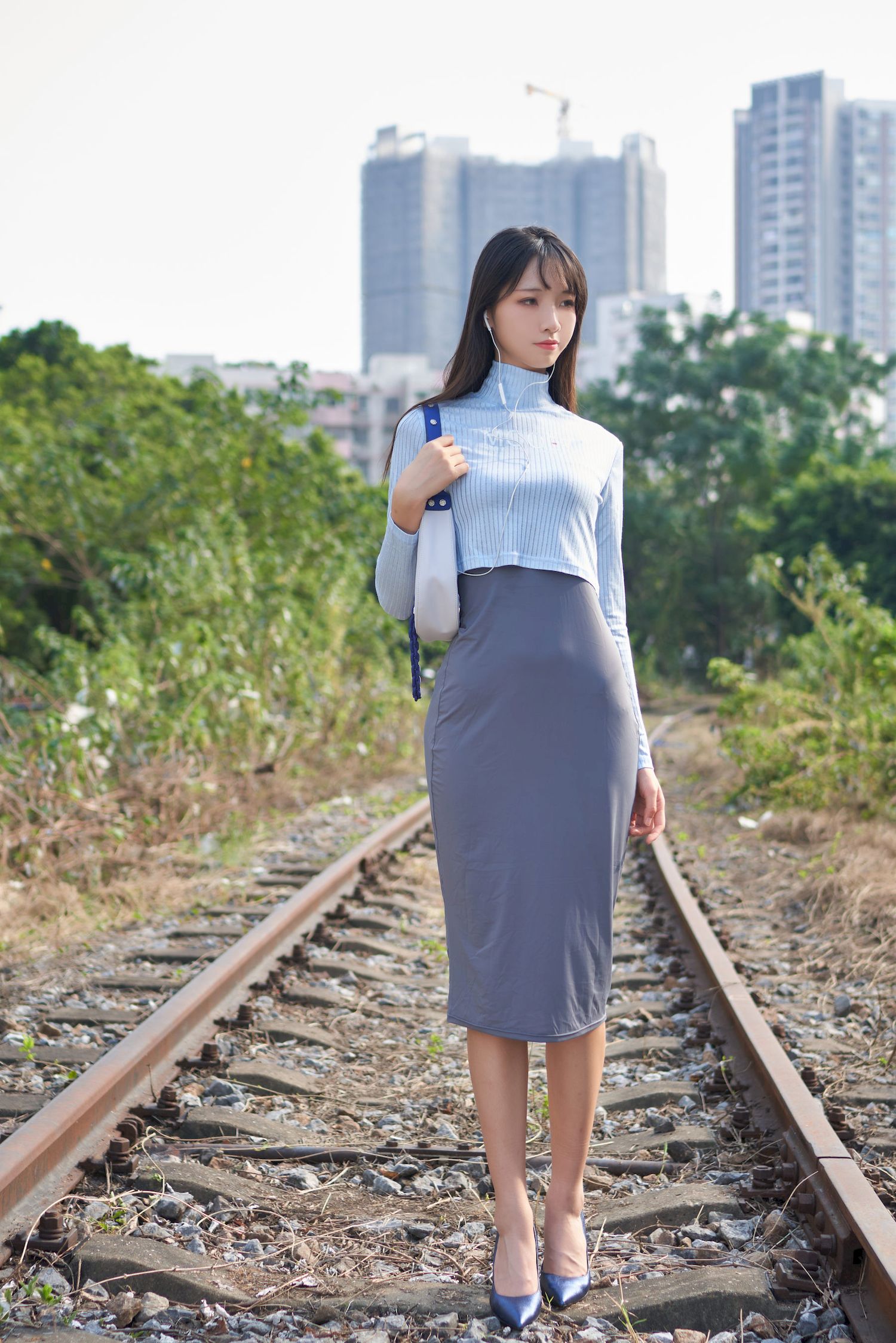 户外妹子西呱呀呀呀修身素裙铁轨线上清纯写真