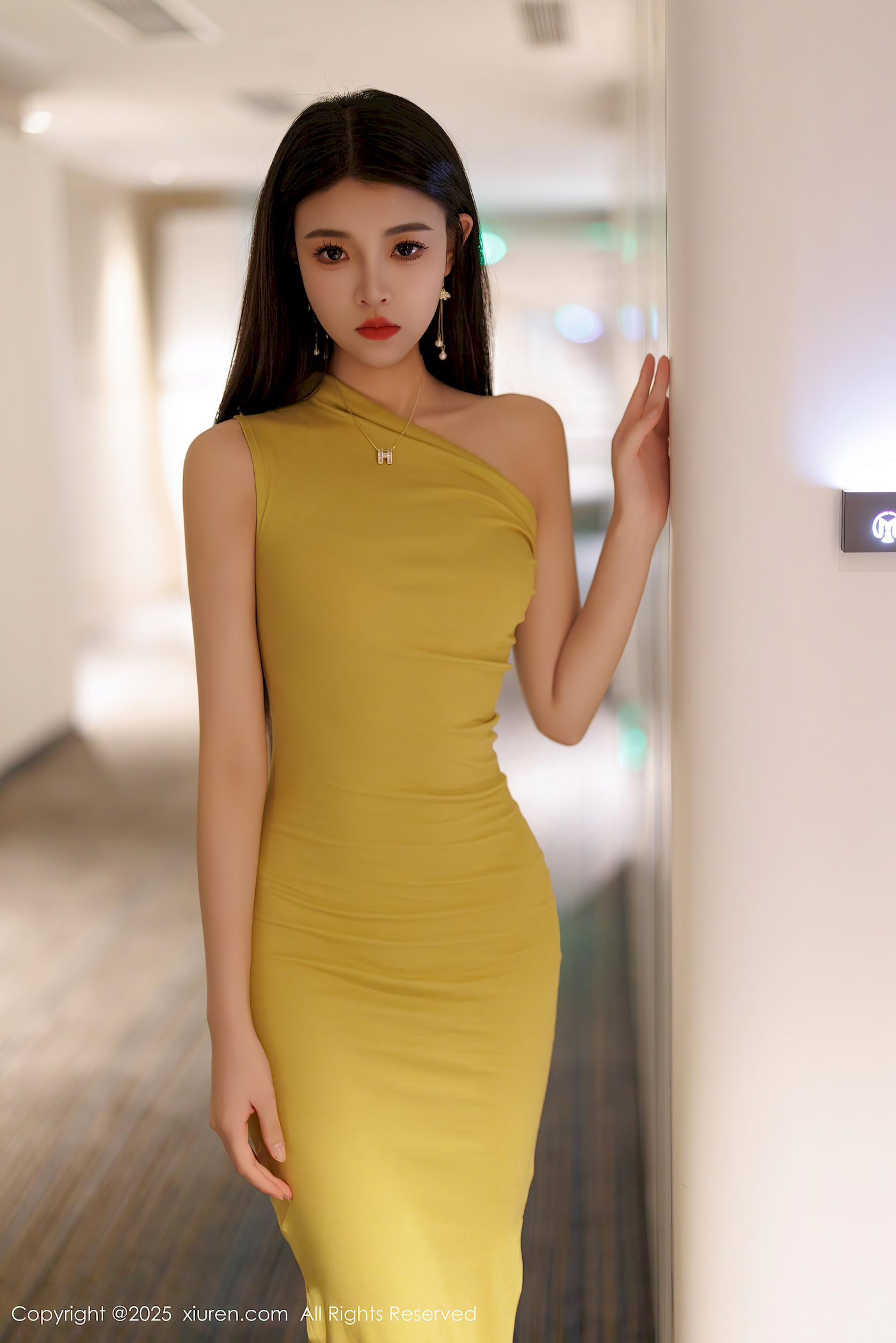 秀人网新人模特初梦瑶黄色连衣裙清秀身材性感写真