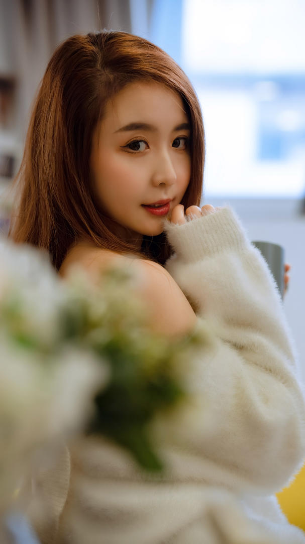 178图库棕色头发的气质美女图片