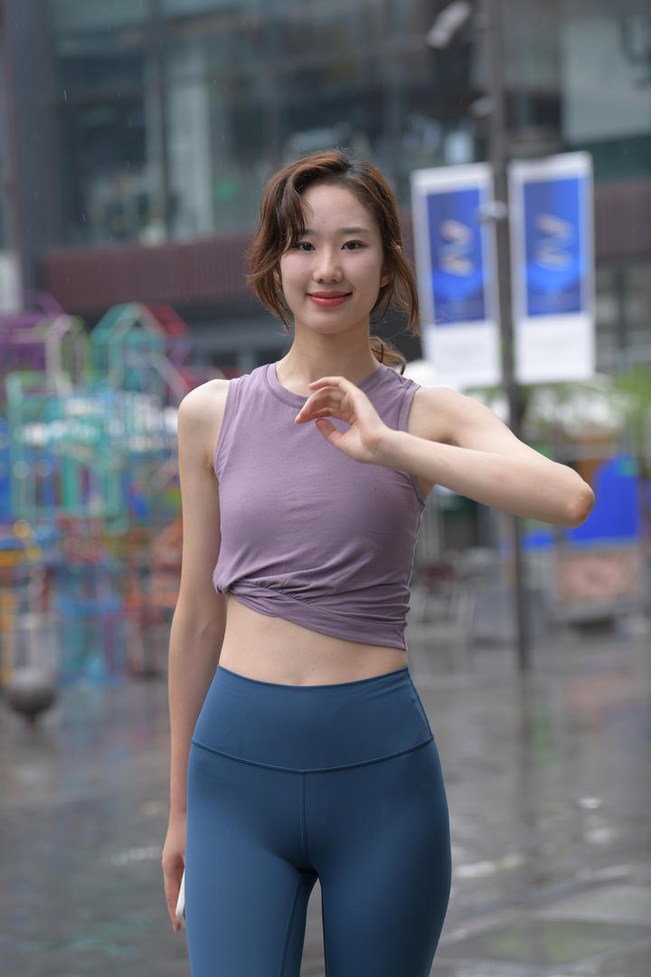 国产高清美女瑜伽老师街拍紧身裤美女图片