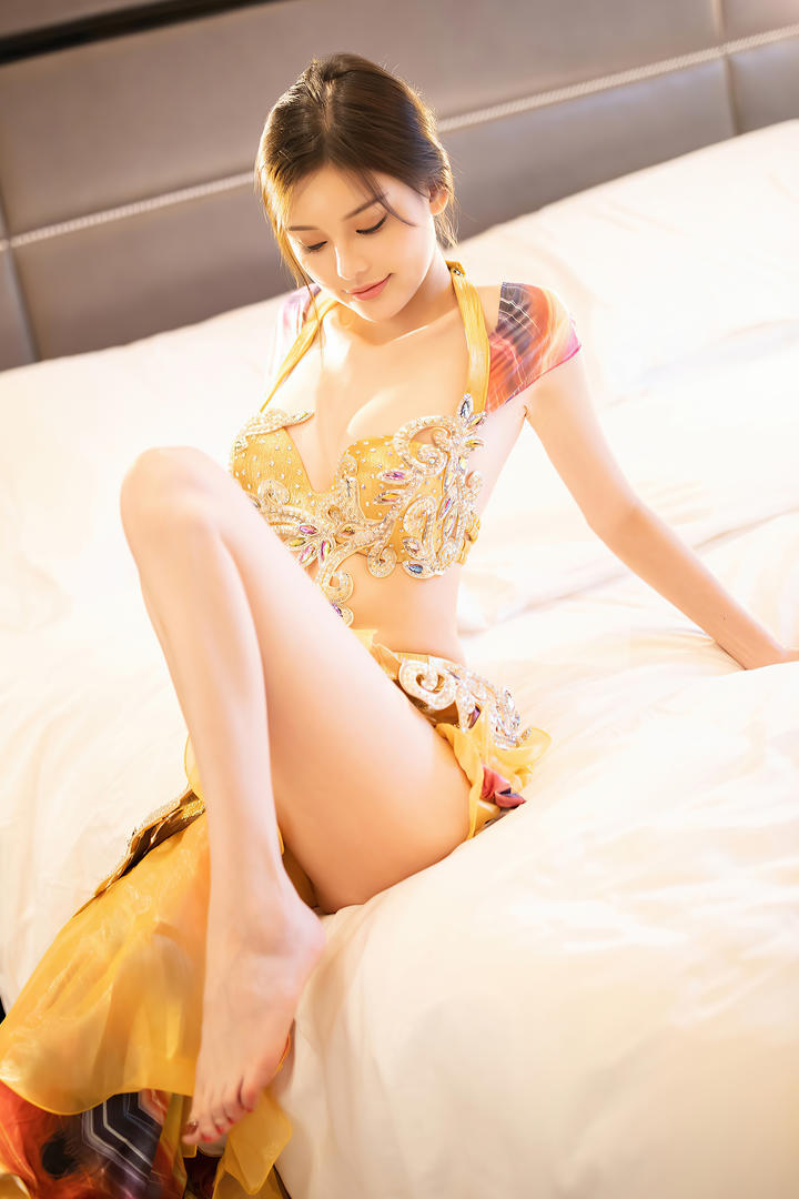 坐在床上的纤纤玉足美女小夕中国美女人大胆体艺术图片
