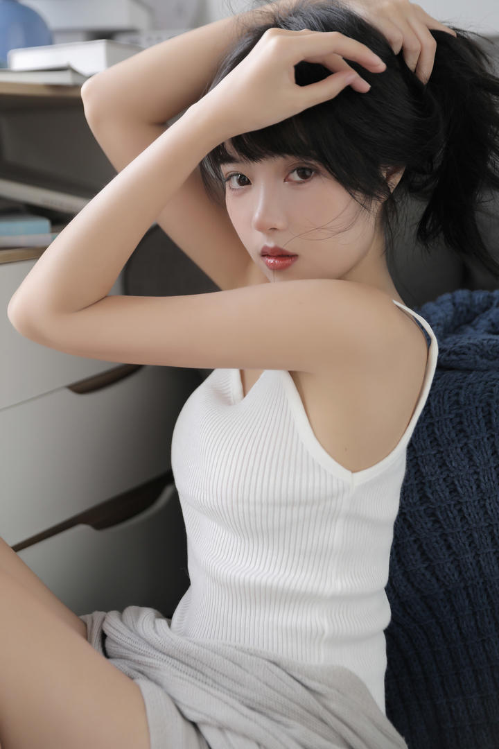 扎起头发的清纯美女生活照图片