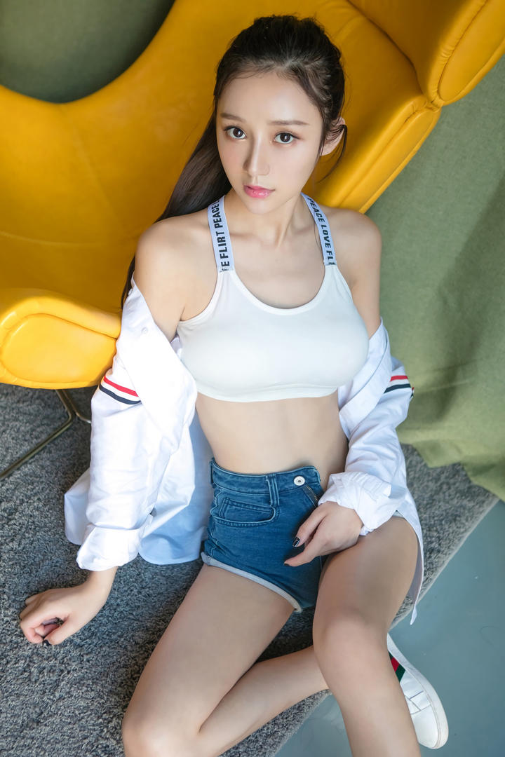 坐在地毯上的清纯大胸美女图片