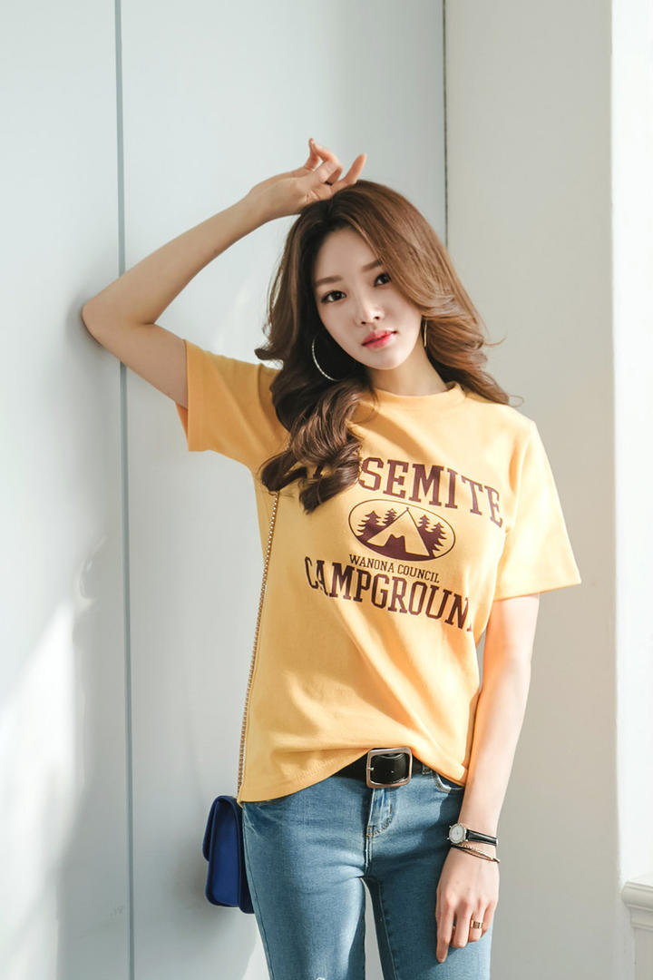 穿着牛仔裤的高清韩国性感美女写真图片