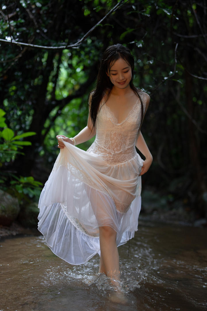 穿透明长裙推特网红女神美女艺术写真集免费下载