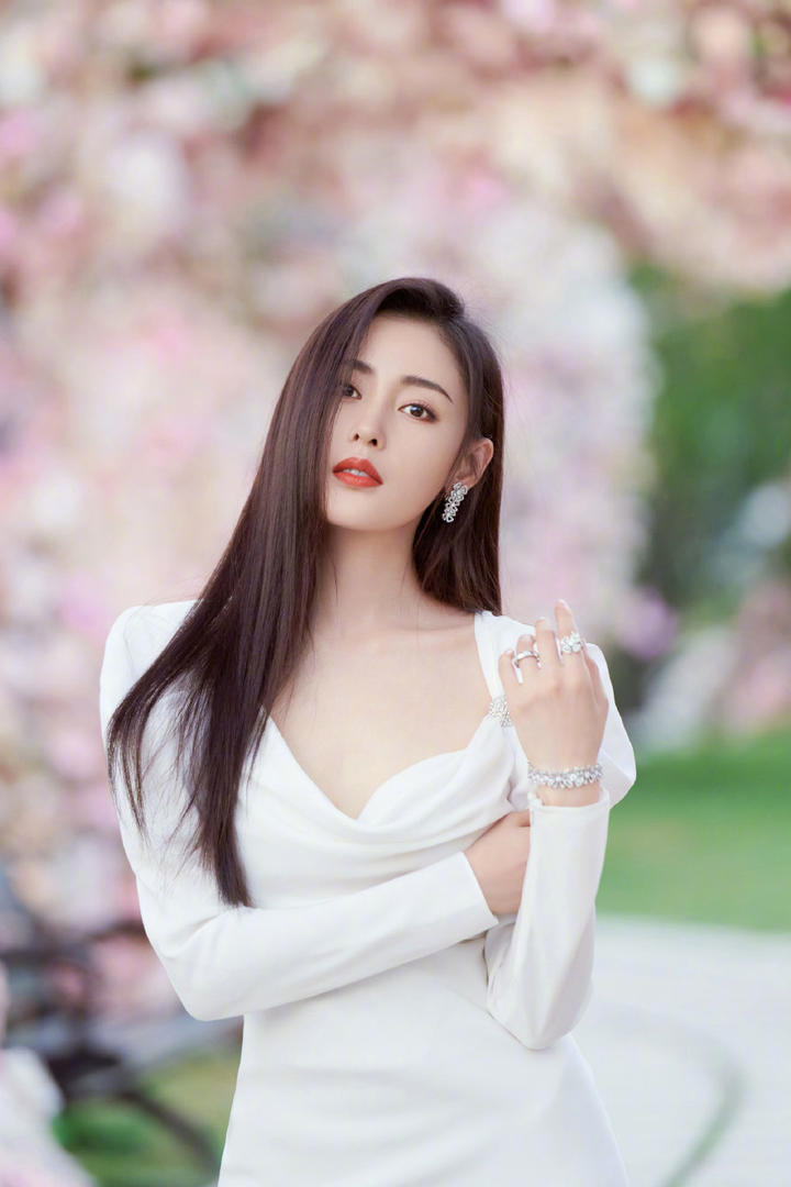 张天爱低胸长裙仙气飘飘唯美写真图片